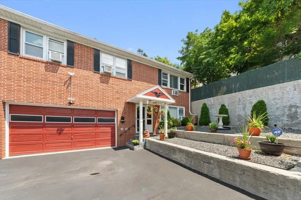 $900,000 | 2 Greystone Terrace, Yonkers, NY 10701