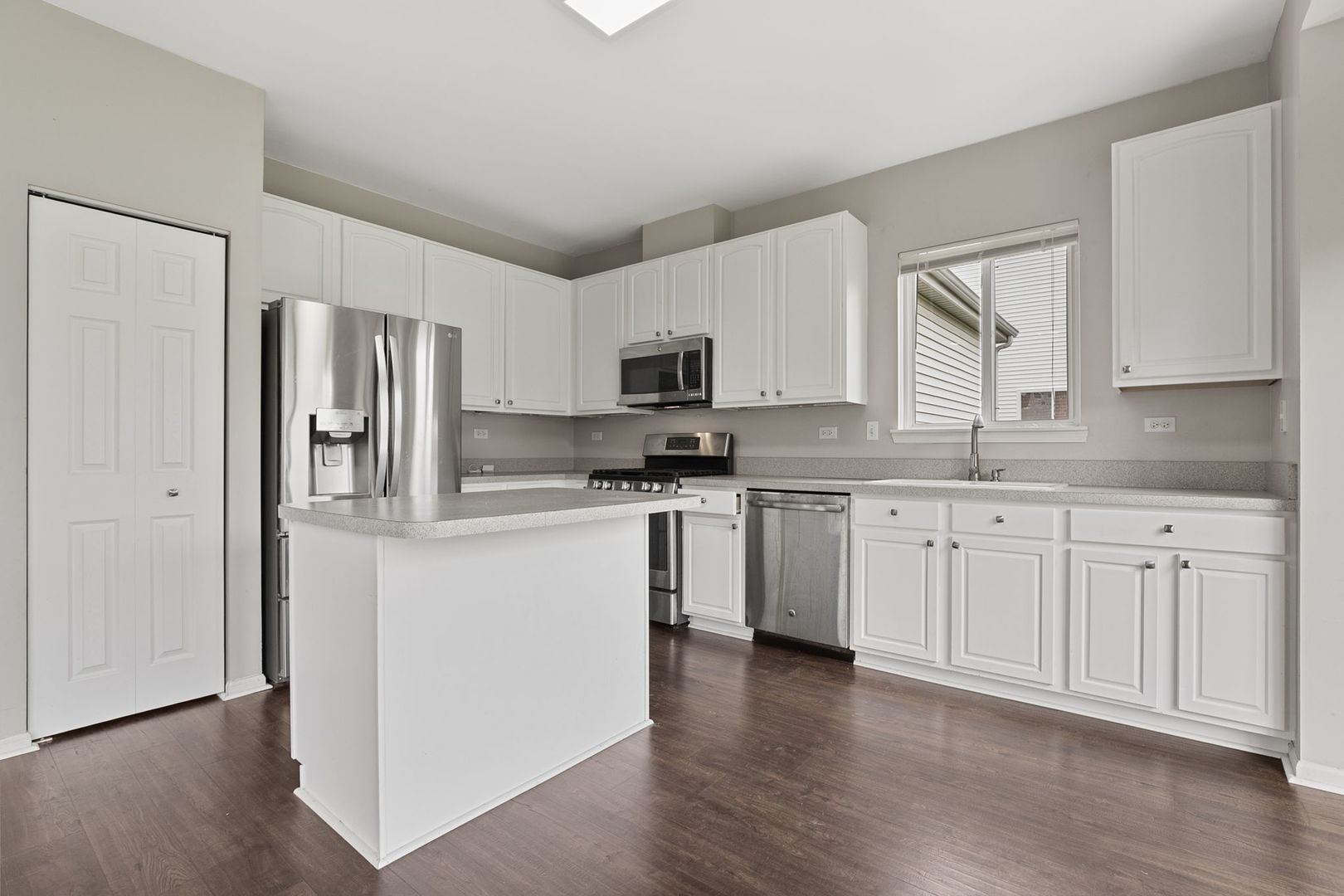 801 South Parkside Drive Round Lake, IL 60073 - Photo 8 of 34