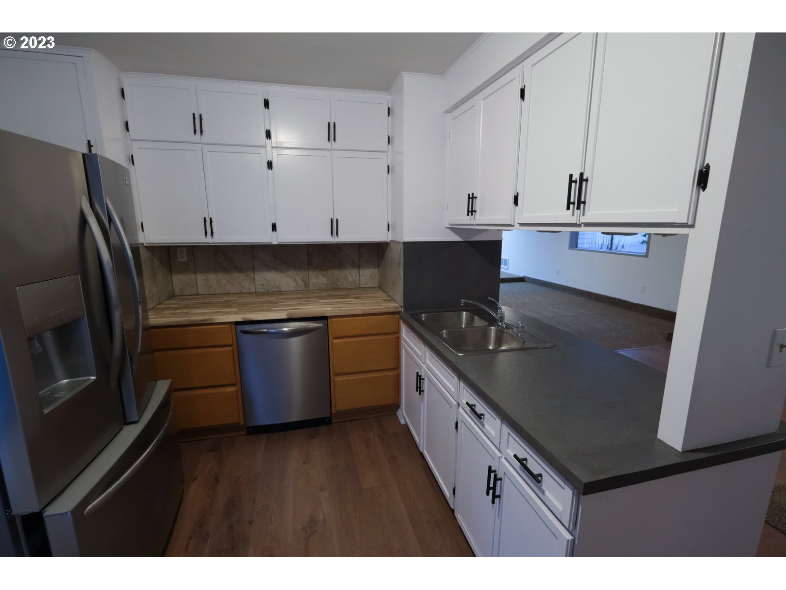 122 Talbott Road Salkum, WA 98582 - Photo 19 of 32 a kitchen with stainless steel appliances granite countertop a sink a stove and a refrigerator