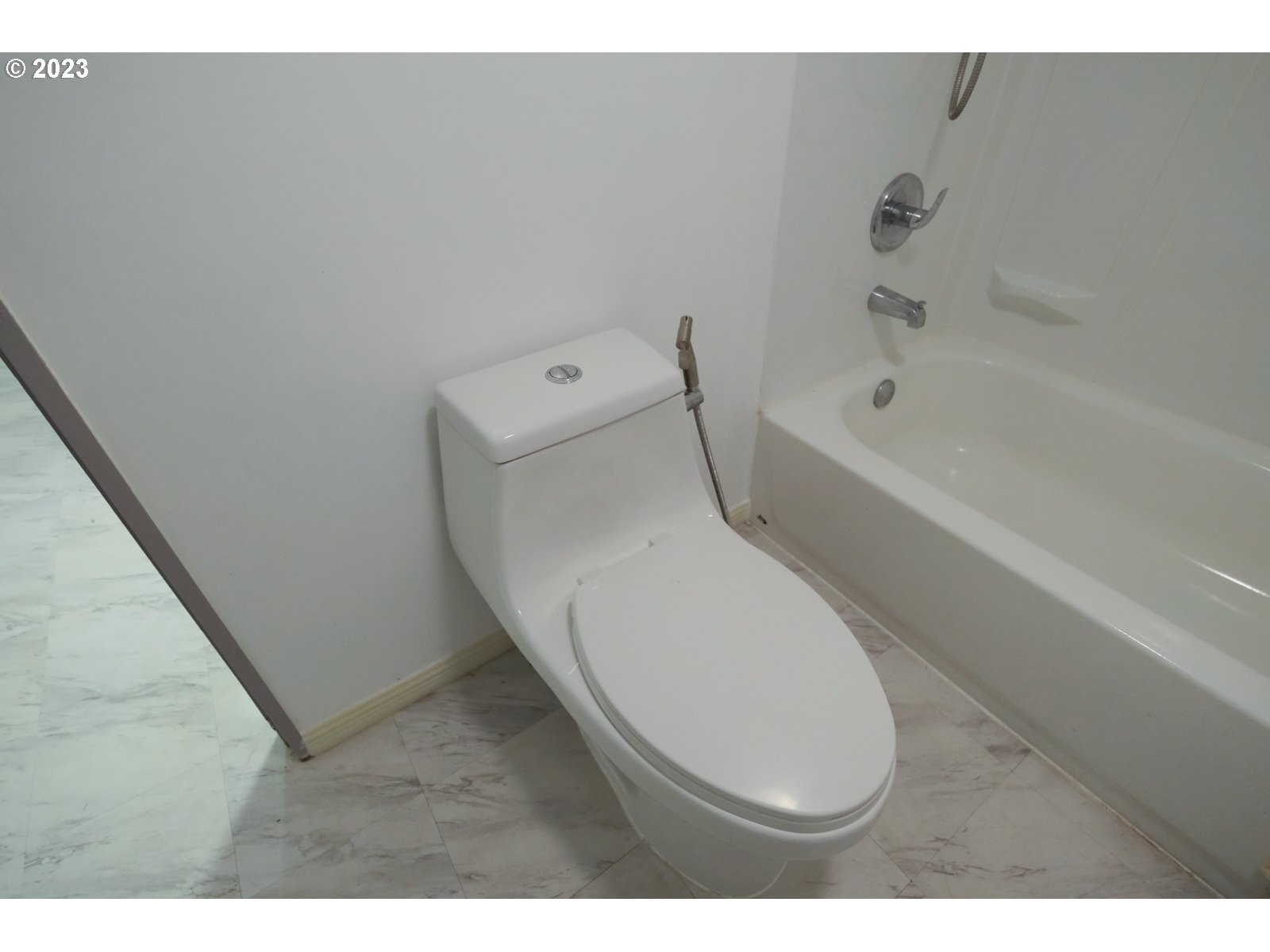 122 Talbott Road Salkum, WA 98582 - Photo 32 of 32 a bathroom with a toilet and a bathtub