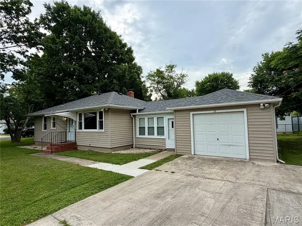 $184,900 | 78 North Circle Drive, East Alton, IL 62024