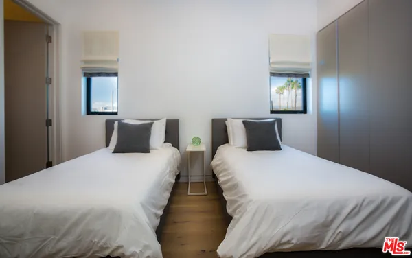 $32,000 | 307 South Sycamore Avenue, Los Angeles, CA 90036