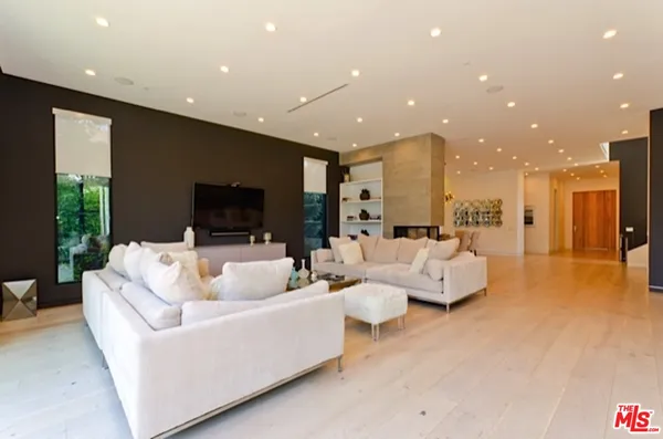 $32,000 | 307 South Sycamore Avenue, Los Angeles, CA 90036