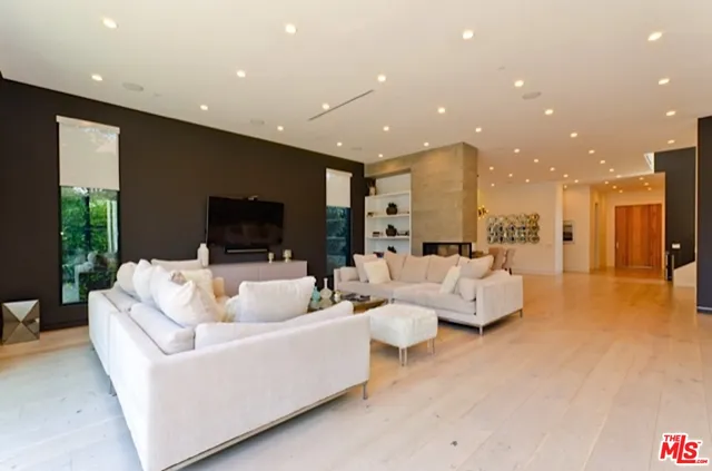 $32,000 | 307 South Sycamore Avenue, Los Angeles, CA 90036