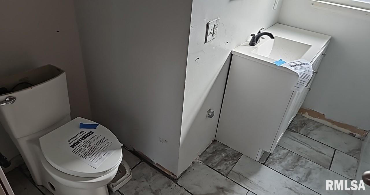 200 West Delaware Street Fairfield, IL 62837 - Photo 17 of 20 a bathroom with a toilet and a sink