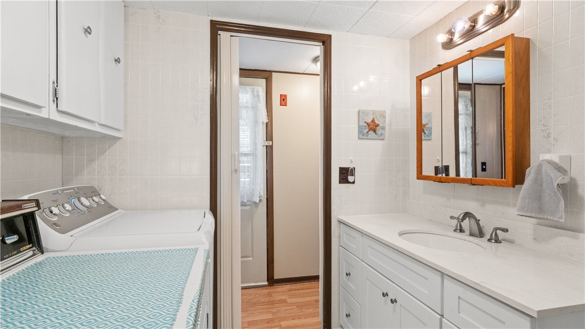 979 Toll Gate Road Warwick, RI 02886 - Photo 10 of 16