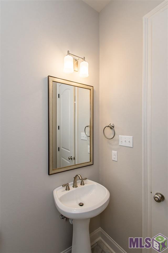 3244 Timber Grove Drive Baton Rouge, LA 70816 - Photo 22 of 35 half bath