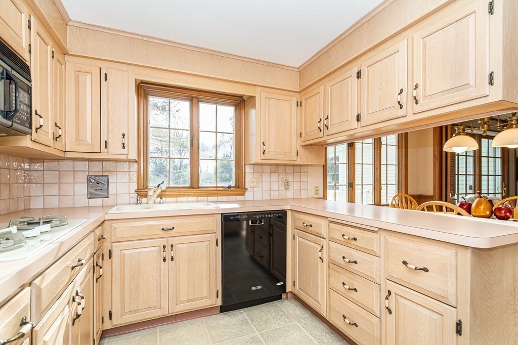 17 Hollywood Road Winchester, MA 01890 - Photo 7 of 36