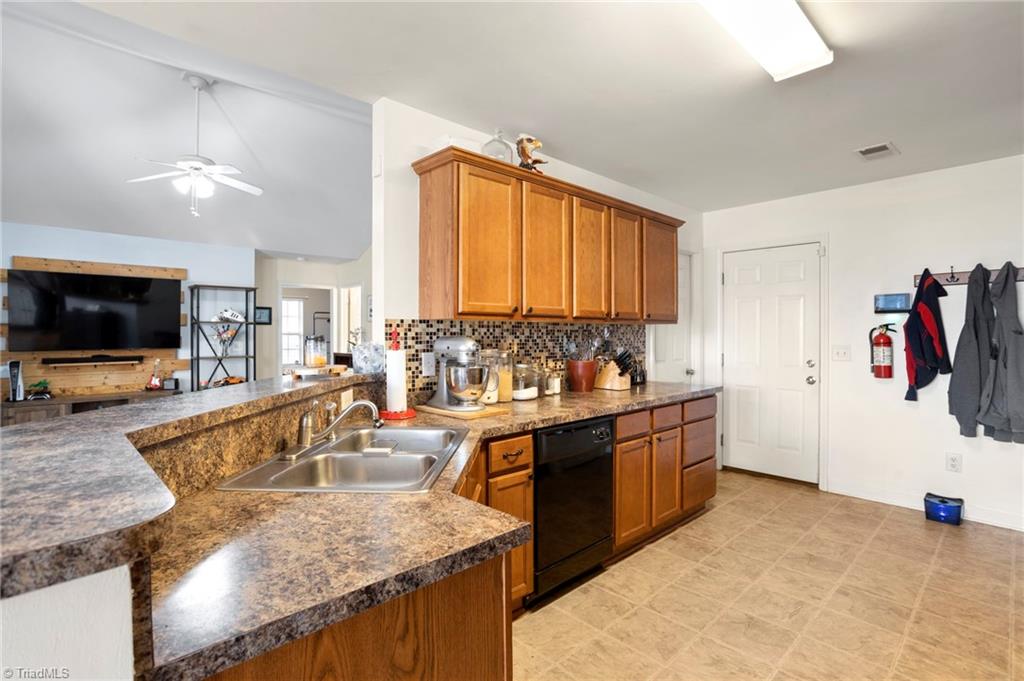 1604 Cedrow Drive High Point, NC 27260 - Photo 7 of 30