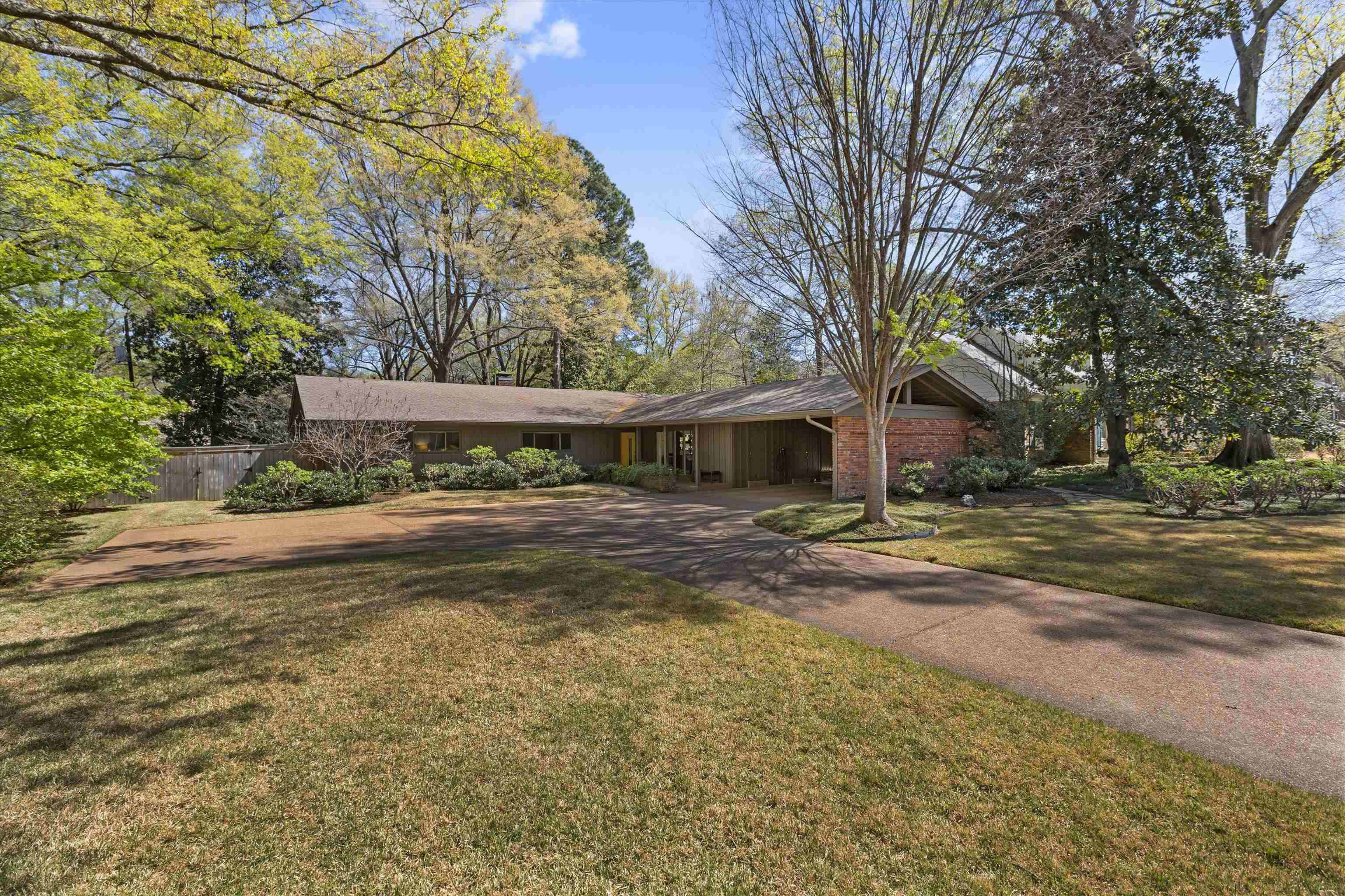 140 South Grove Park Road Memphis, TN 38117 - Photo 1 of 40 Single story home with driveway