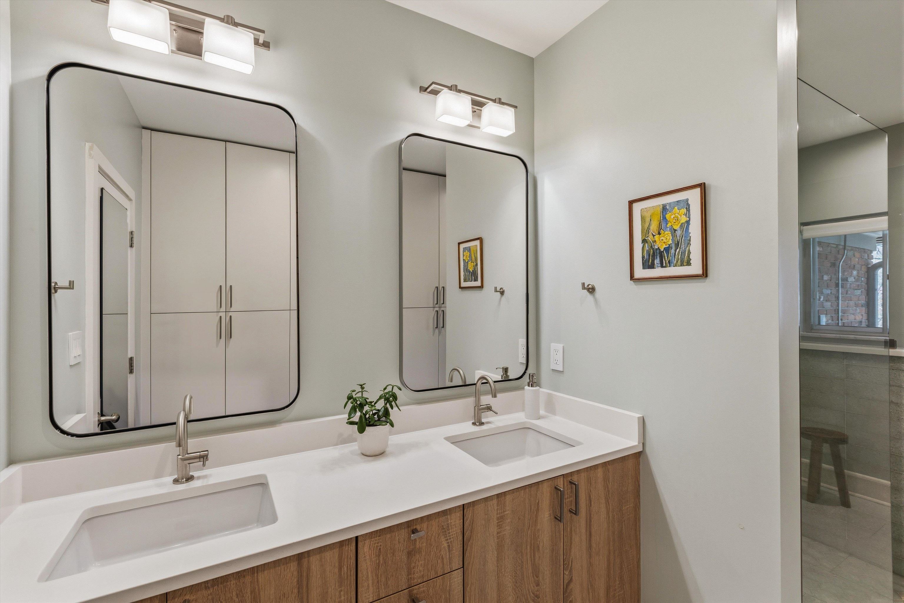 140 South Grove Park Road Memphis, TN 38117 - Photo 25 of 40 Full bathroom with double vanity and walk in shower
