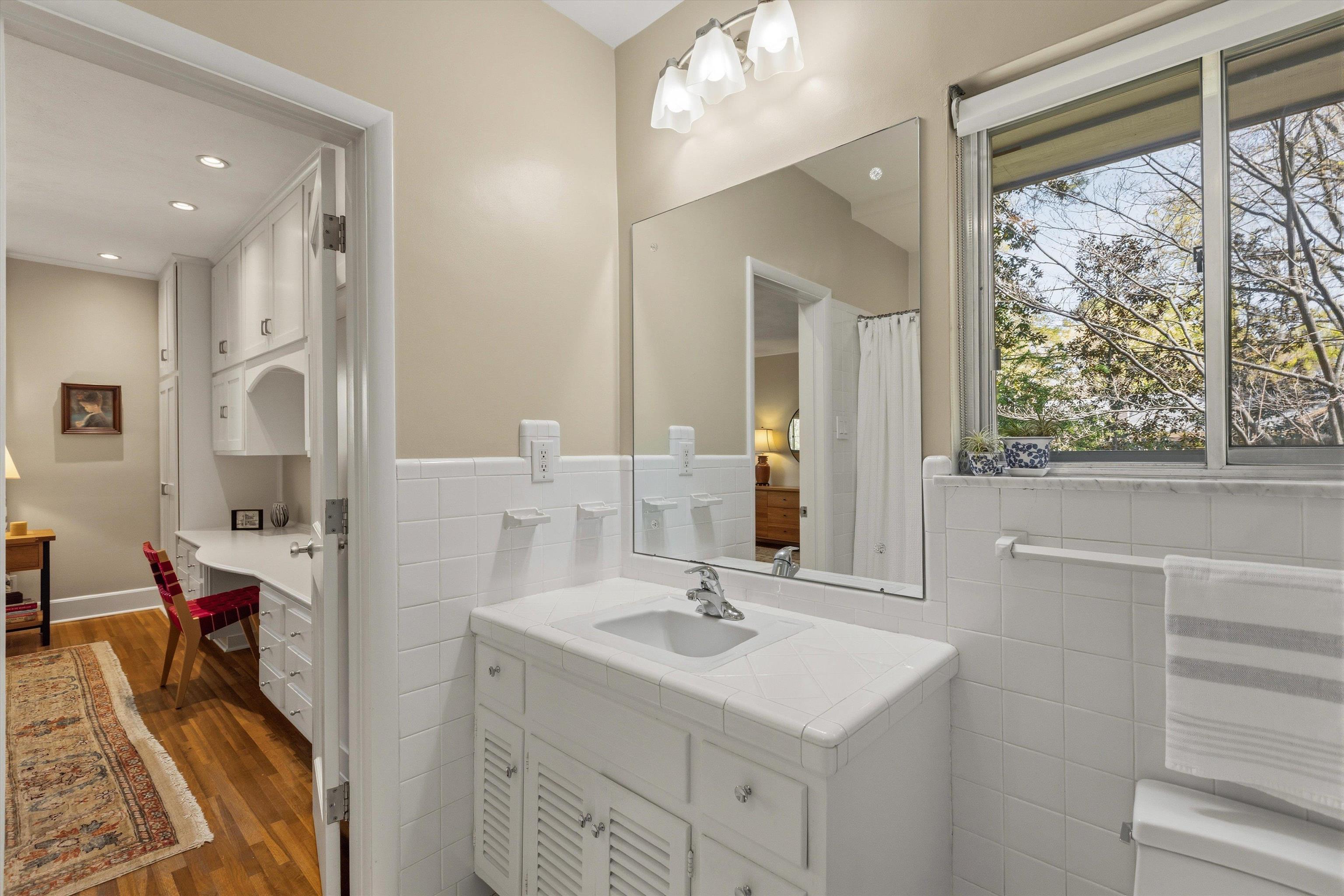 140 South Grove Park Road Memphis, TN 38117 - Photo 33 of 40 Ensuite bathroom featuring vanity, tile walls, window