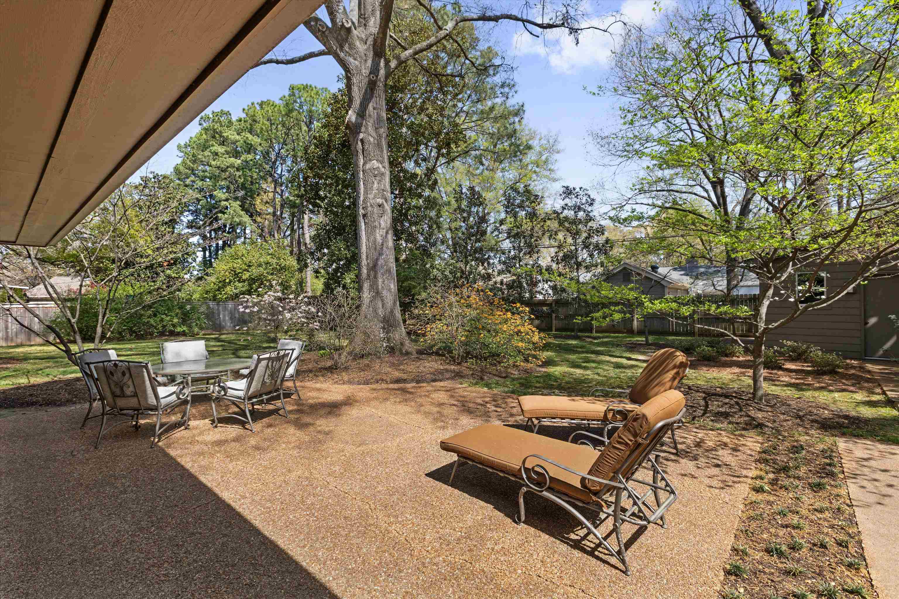 140 South Grove Park Road Memphis, TN 38117 - Photo 36 of 40 Fenced backyard featuring a patio area and outdoor dining area