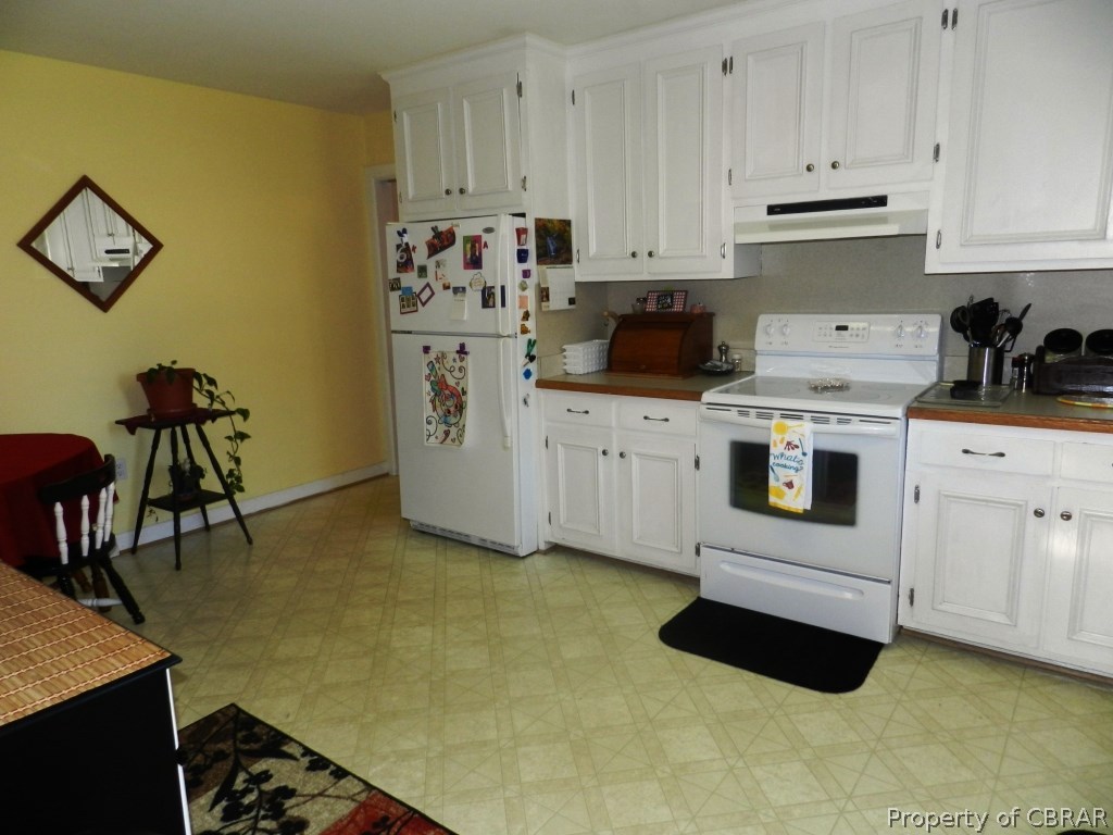 7259 Independence Road Gloucester, VA 23061 - Photo 6 of 18 Plenty of room for your Table in this Kitchen.