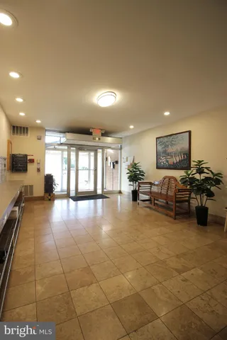 $2,100 | 1931 North Cleveland Street, Unit 302, Arlington, VA 22201