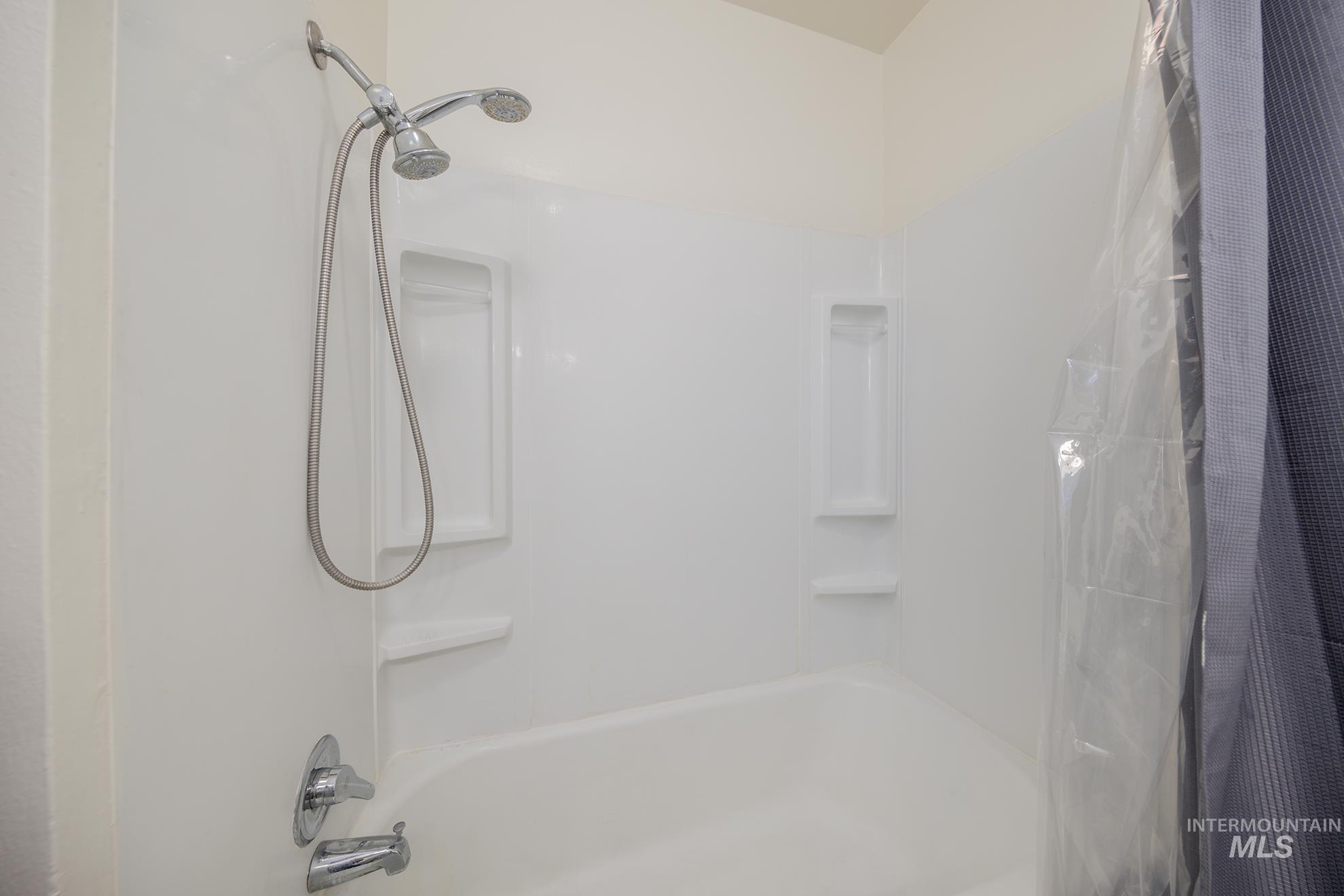 1016 West 5th Street Weiser, ID 83672 - Photo 13 of 36 Full bath featuring shower / tub combo