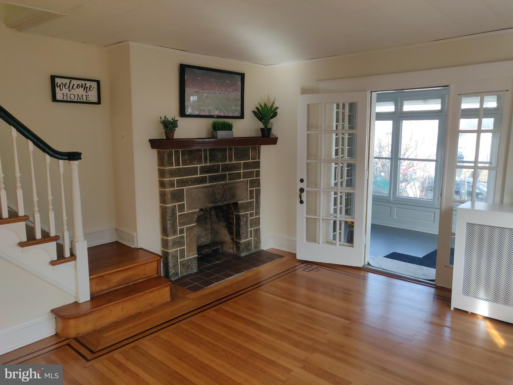 114 Heather Road Upper Darby, PA 19082 - Photo 6 of 34 Living room