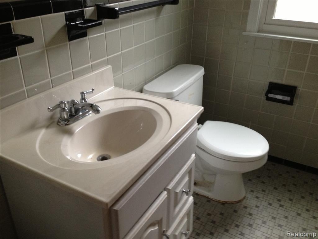 15724 Charles R Avenue Eastpointe, MI 48021 - Photo 12 of 14 Main Bath
