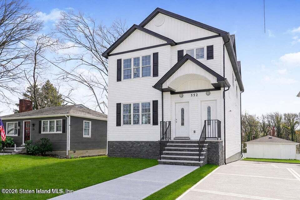 556 Drumgoole Road East Staten Island, NY 10312 - Photo 4 of 52 3