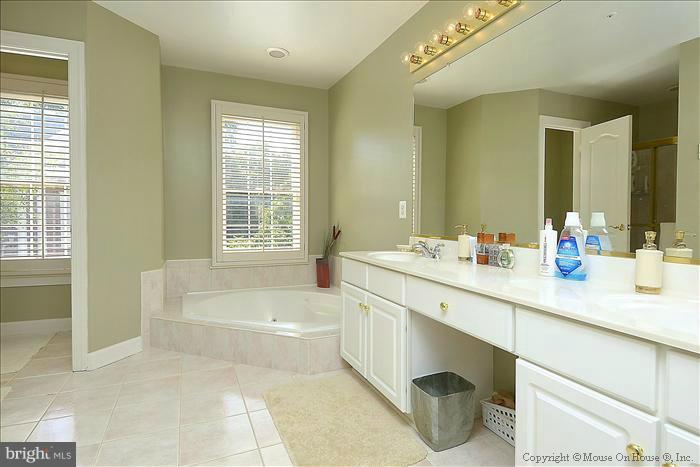 152 Rees Place Falls Church, VA 22046 - Photo 4 of 20 Bath (Master)