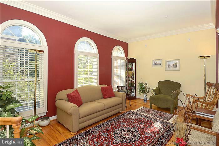 152 Rees Place Falls Church, VA 22046 - Photo 10 of 20 Living Room