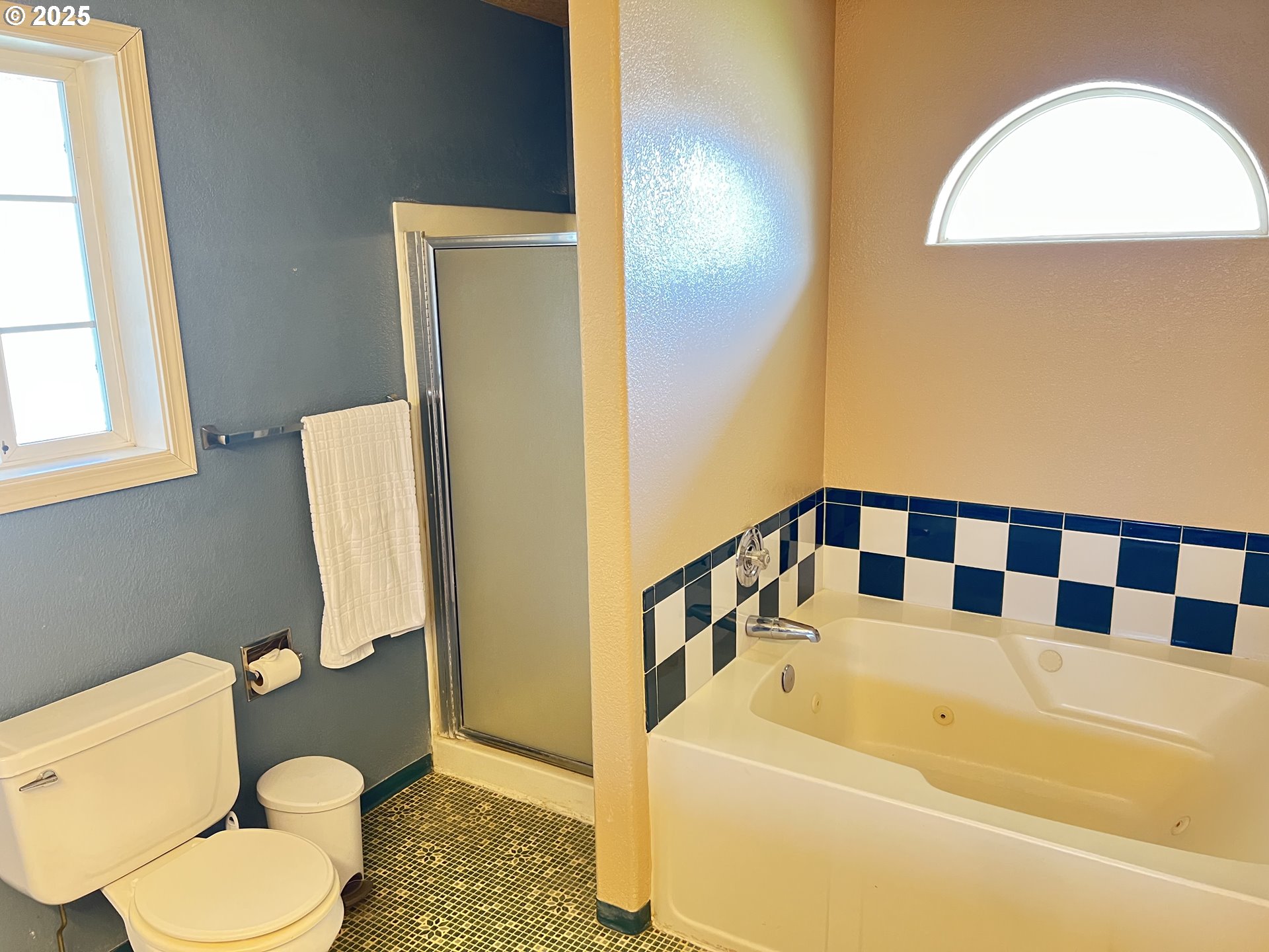 790 West Division Avenue Hermiston, OR 97838 - Photo 16 of 26 a bathroom with a bathtub and a toilet