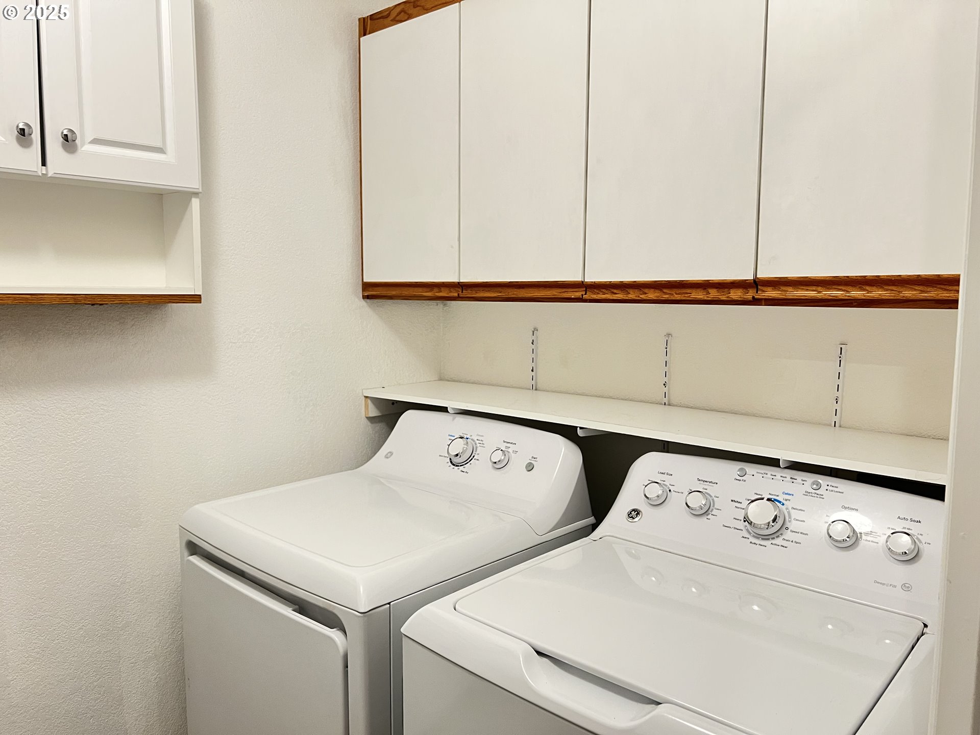 790 West Division Avenue Hermiston, OR 97838 - Photo 18 of 26 a utility room with dryer and washer