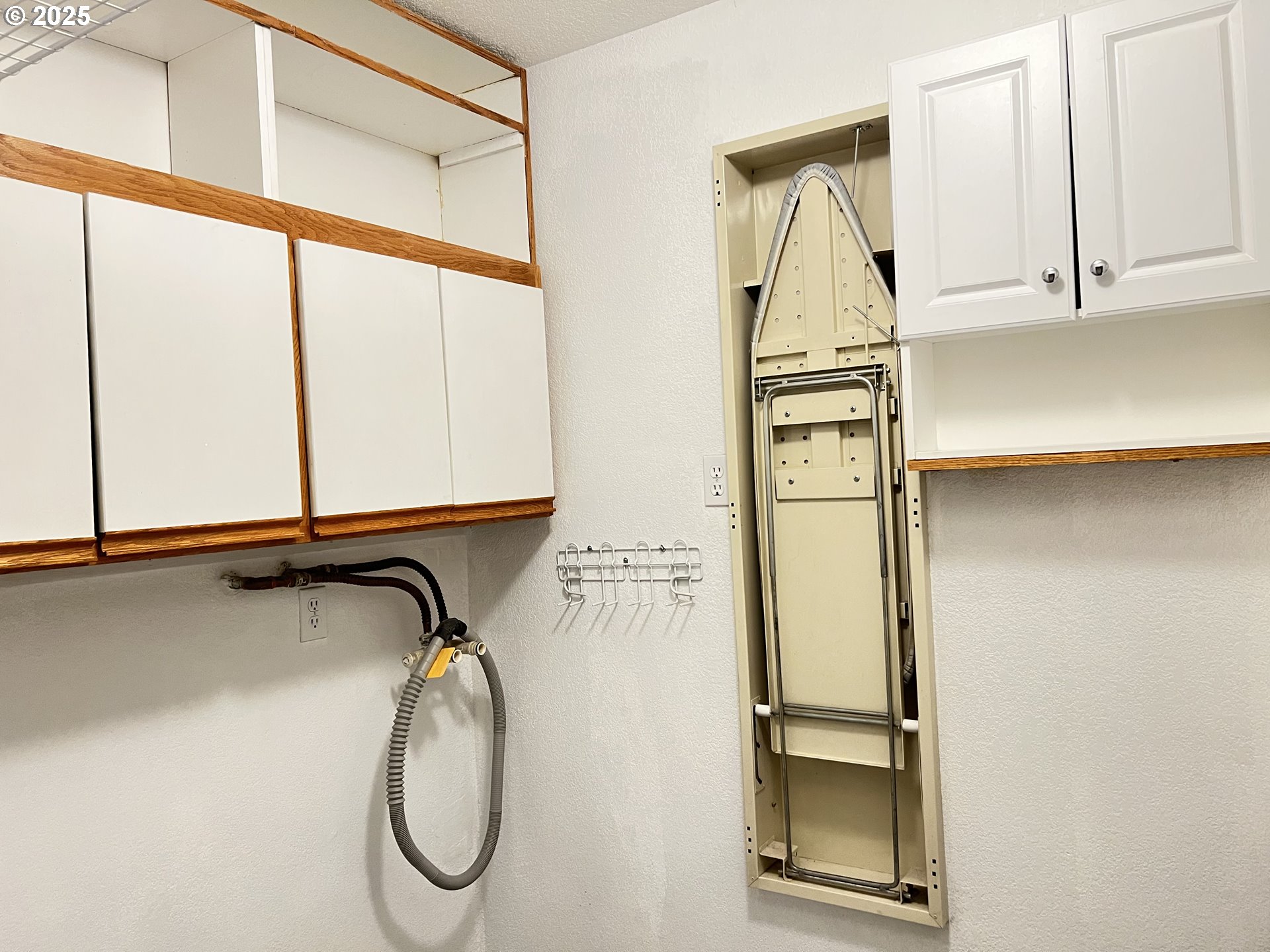 790 West Division Avenue Hermiston, OR 97838 - Photo 19 of 26 a bathroom with a sink and a mirror