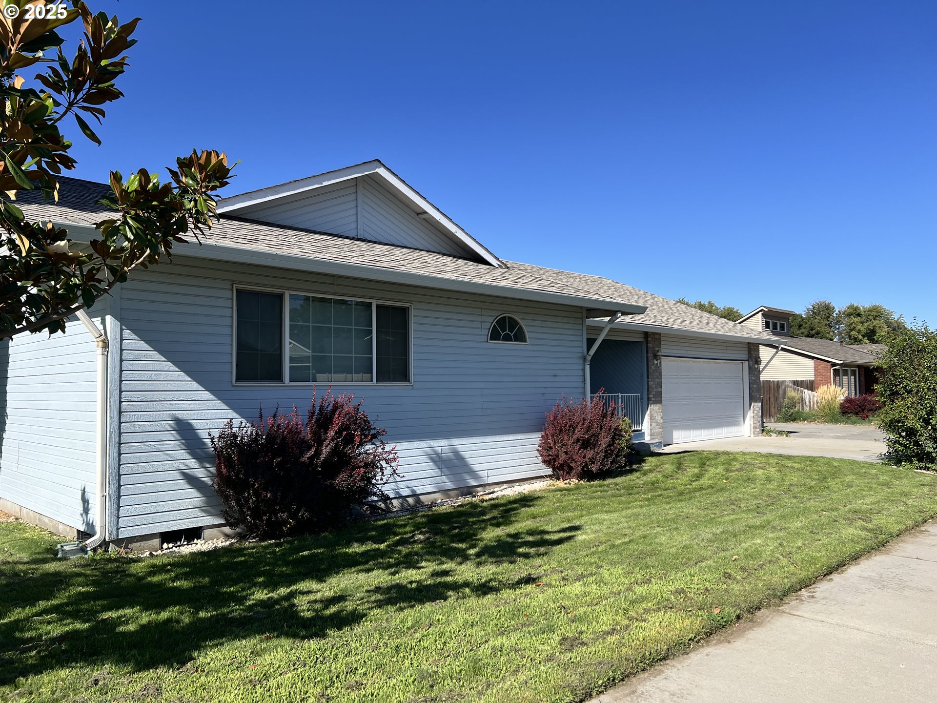 790 West Division Avenue Hermiston, OR 97838 - Photo 2 of 26 a view of a house with a yard