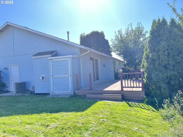 a view of a backyard with garden