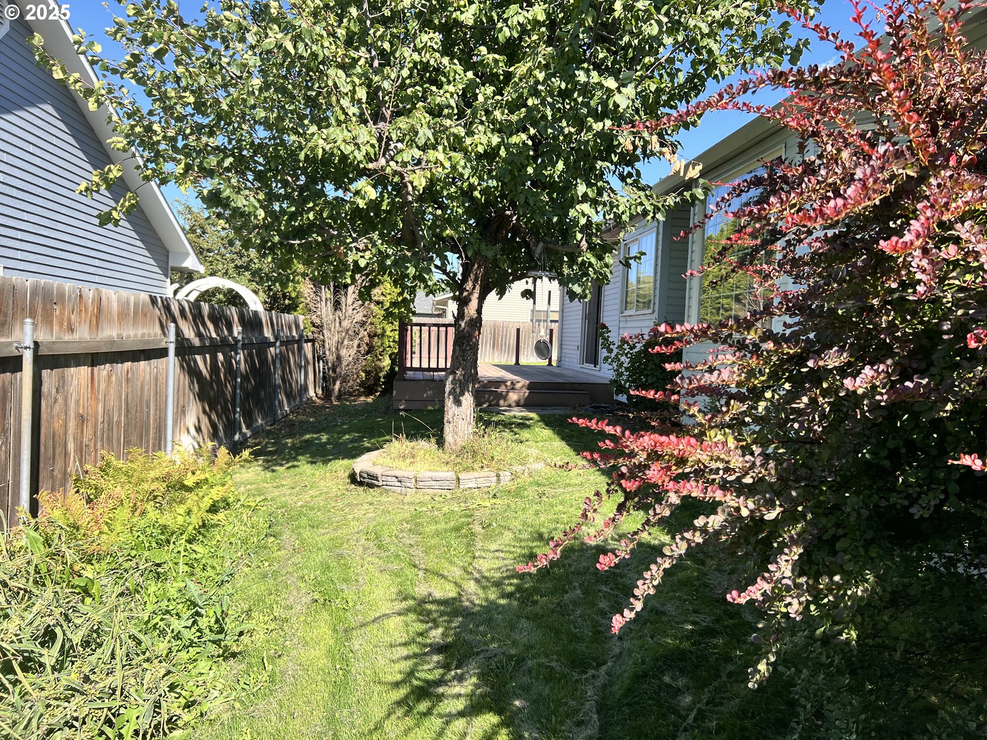 790 West Division Avenue Hermiston, OR 97838 - Photo 23 of 26 a view of a backyard with garden