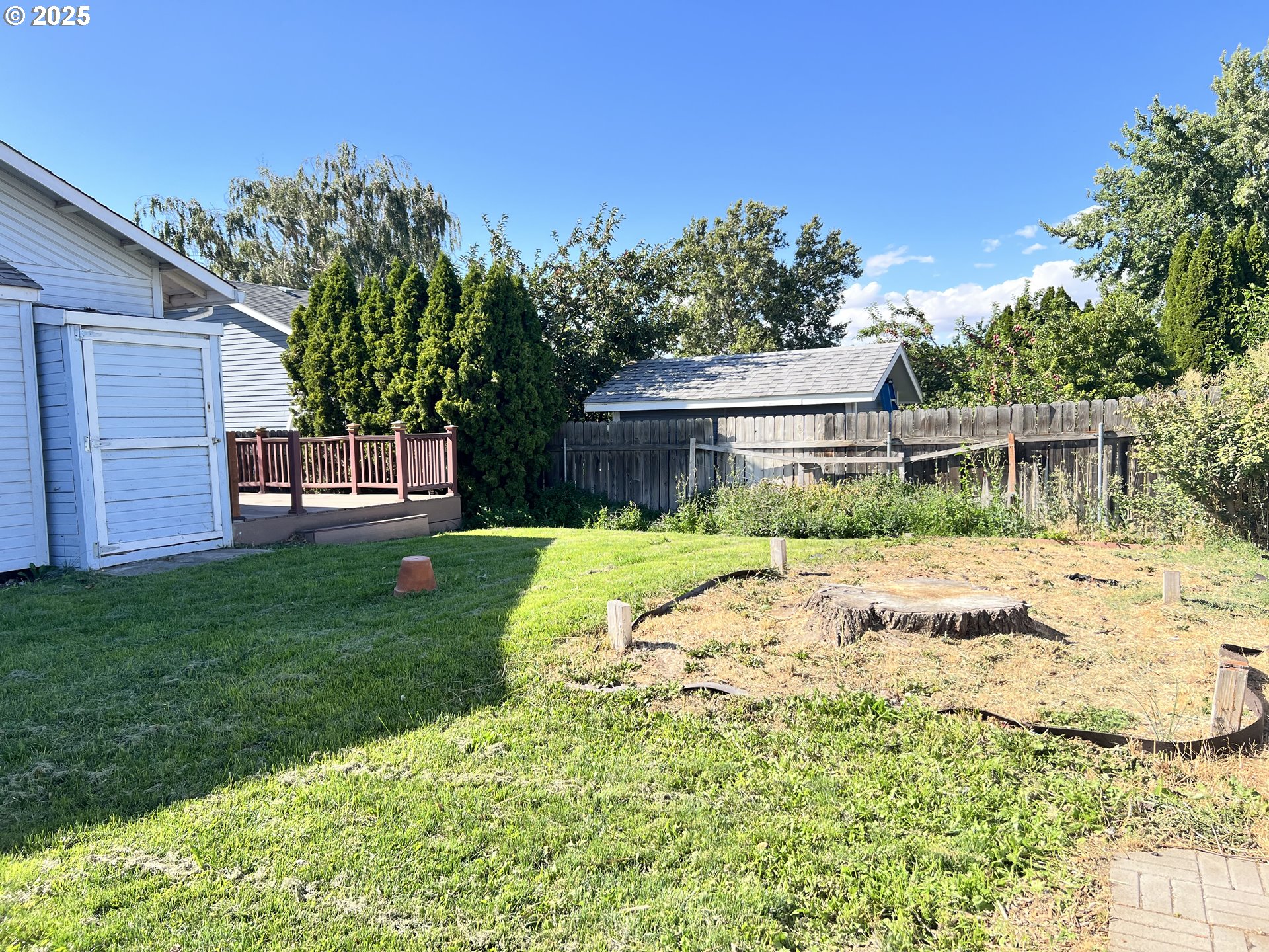 790 West Division Avenue Hermiston, OR 97838 - Photo 24 of 26 a view of backyard with a garden and plants
