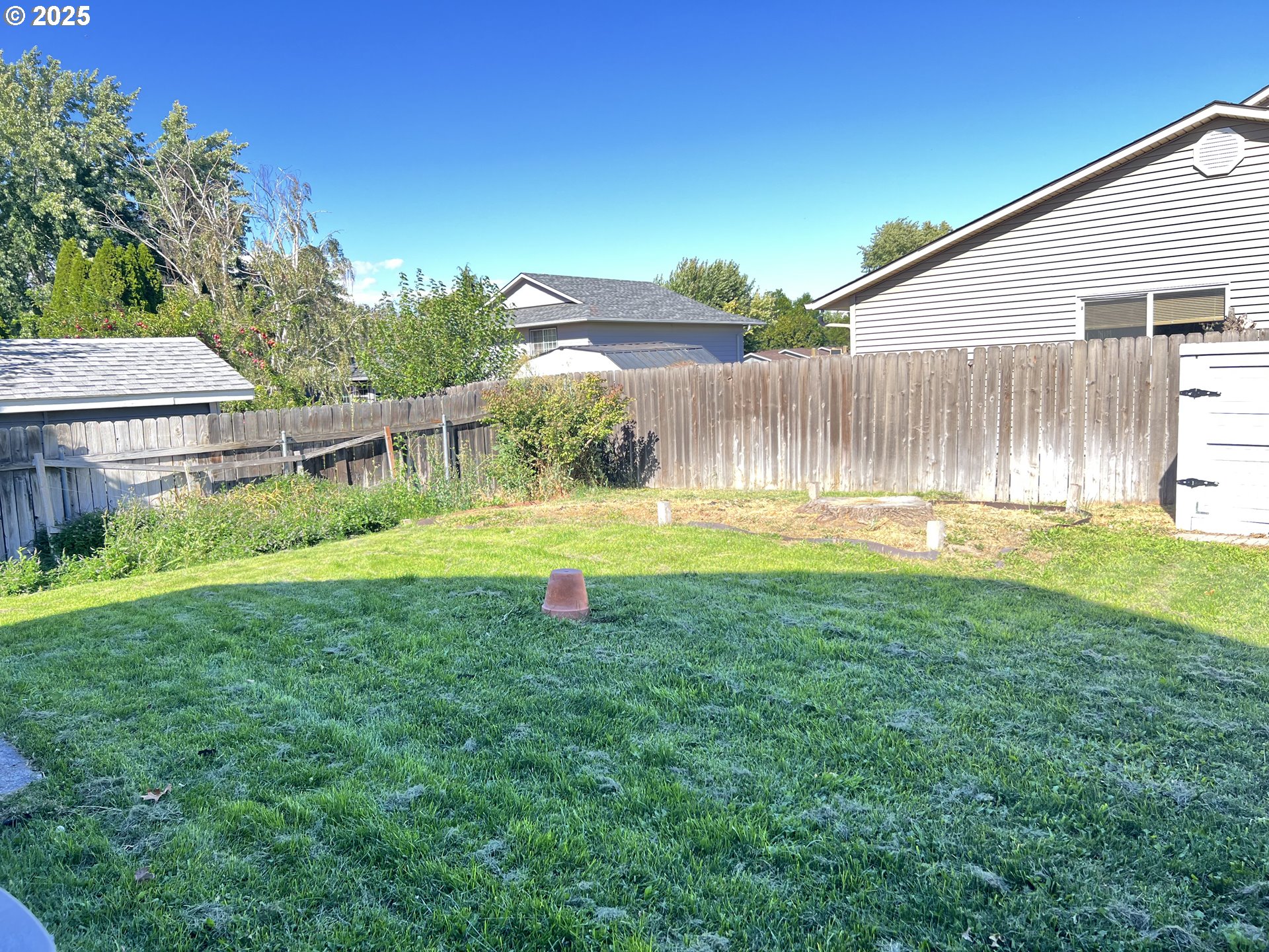 790 West Division Avenue Hermiston, OR 97838 - Photo 25 of 26 a view of a backyard with a garden