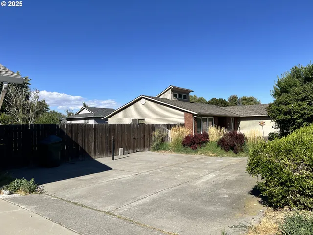 $369,000 | 790 West Division Avenue, Hermiston, OR 97838