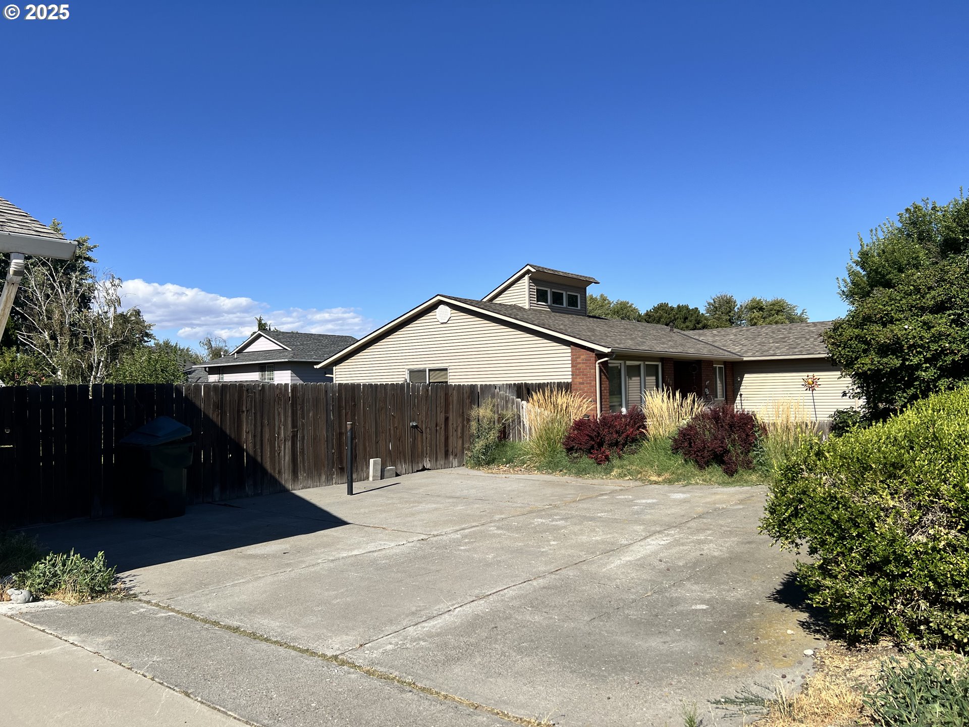 790 West Division Avenue Hermiston, OR 97838 - Photo 26 of 26 a front view of a house with a yard