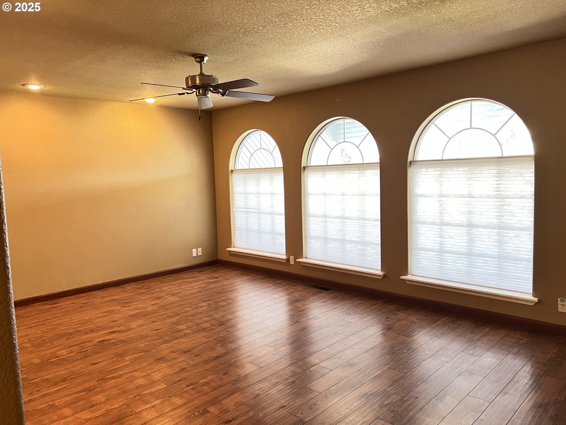 790 West Division Avenue Hermiston, OR 97838 - Photo 3 of 26 a view of empty room with wooden floor and fan