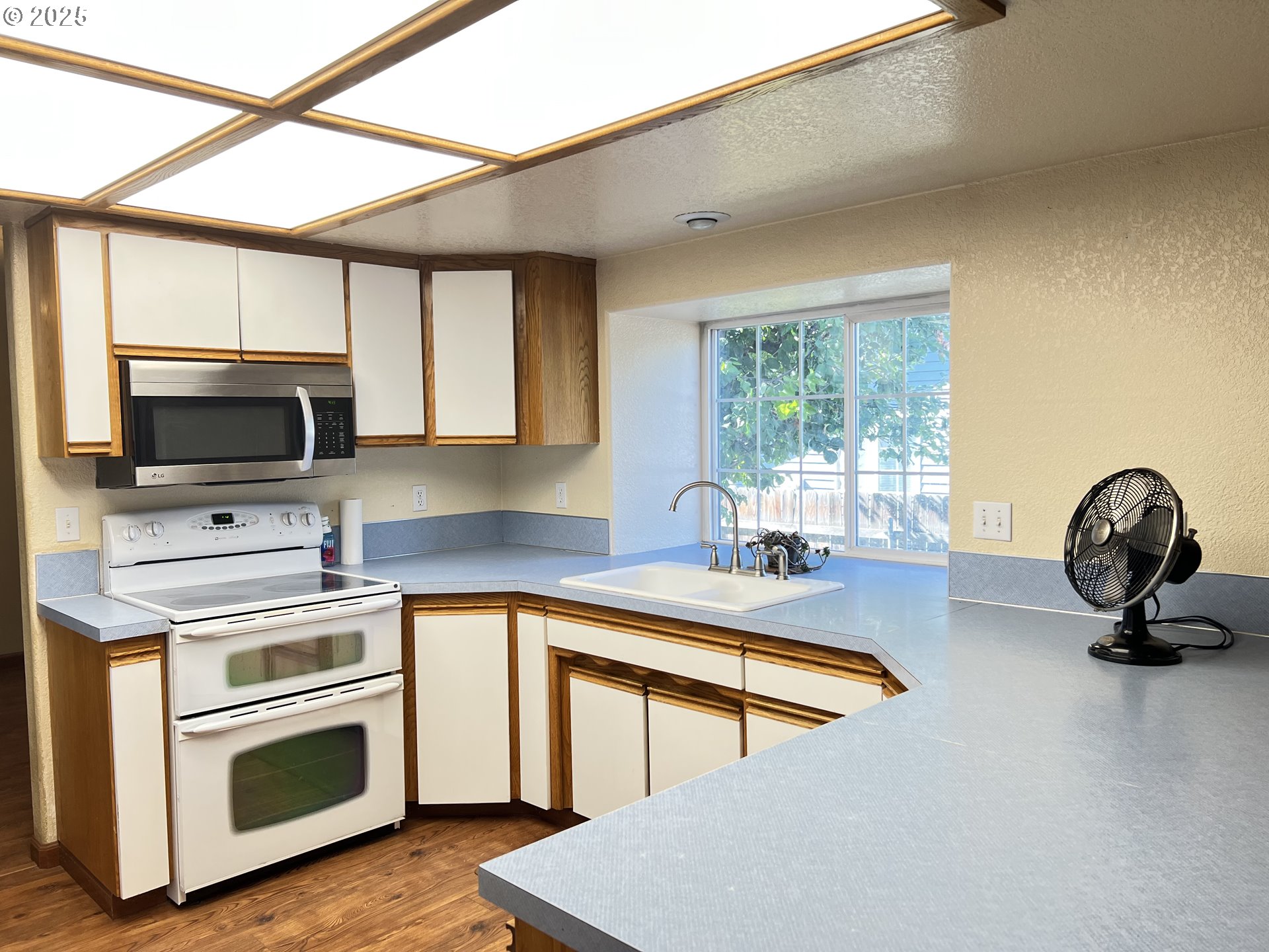 790 West Division Avenue Hermiston, OR 97838 - Photo 6 of 26 a kitchen with stainless steel appliances granite countertop a stove a sink and a microwave