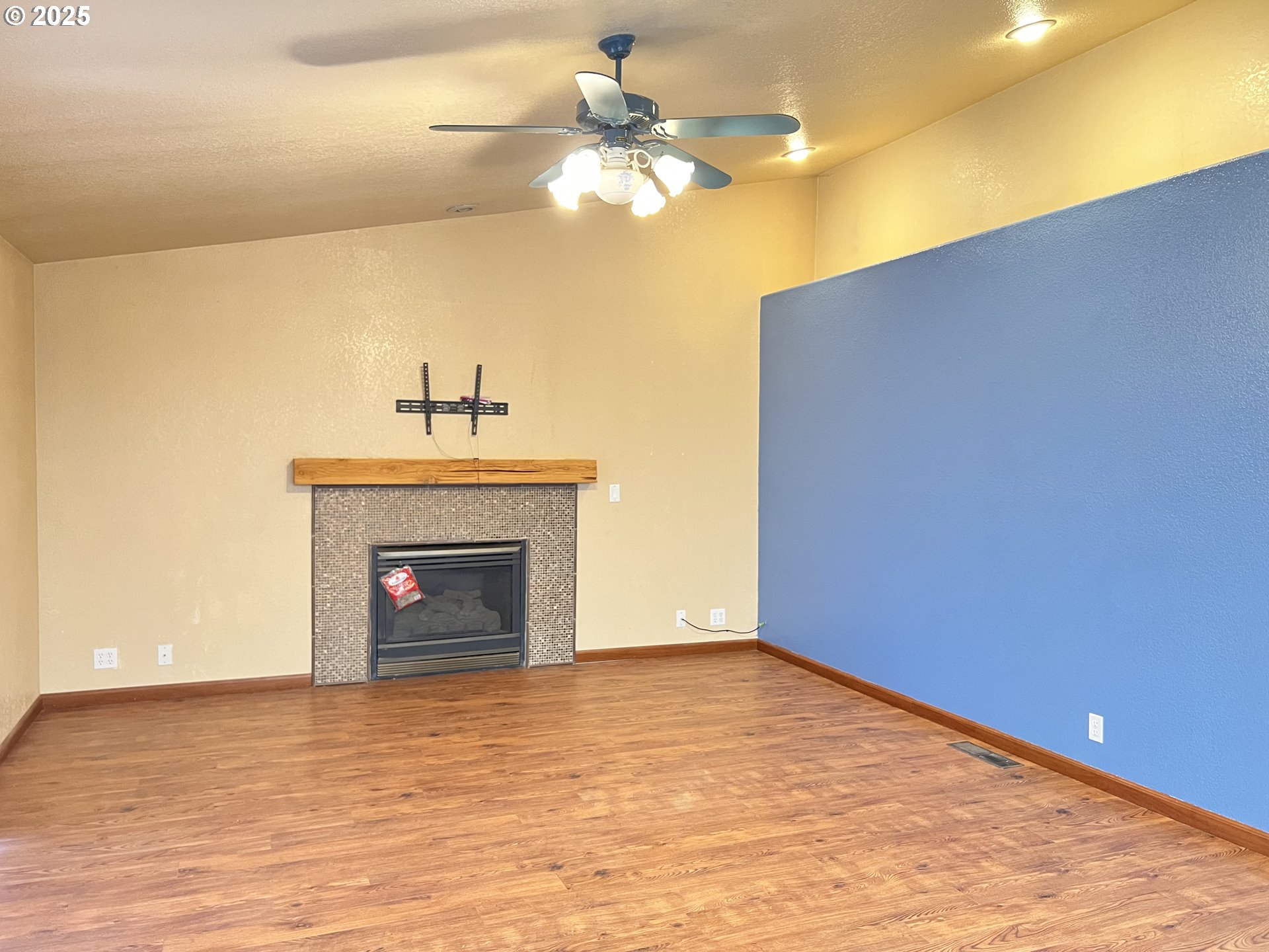 790 West Division Avenue Hermiston, OR 97838 - Photo 8 of 26 a view of a livingroom with a fireplace and a chandelier