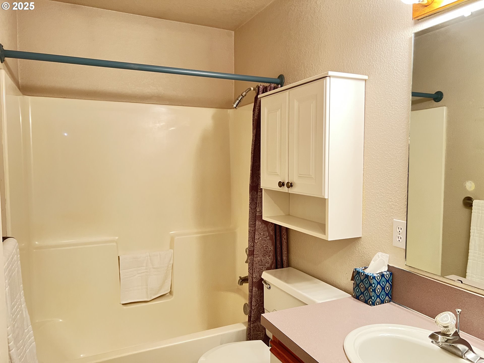 790 West Division Avenue Hermiston, OR 97838 - Photo 10 of 26 a bathroom with a sink toilet and shower