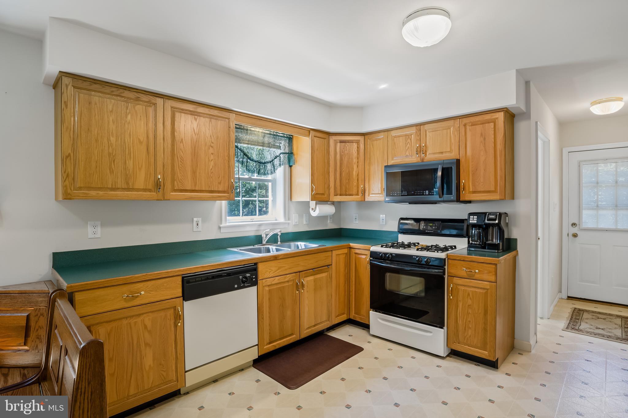 912 Magnolia Road Southampton, NJ 08088 - Photo 13 of 53 Kitchen