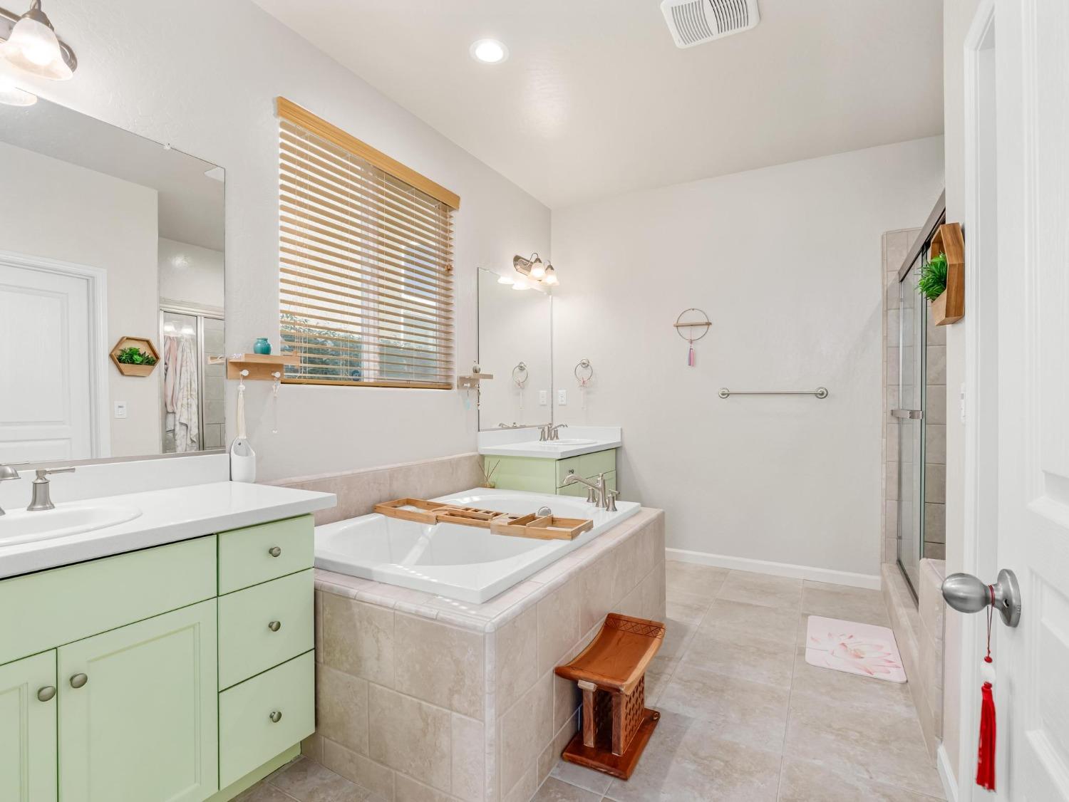 1012 Las Rosas Avenue Clovis, CA 93619 - Photo 24 of 36 a bathroom with a sink a toilet and shower