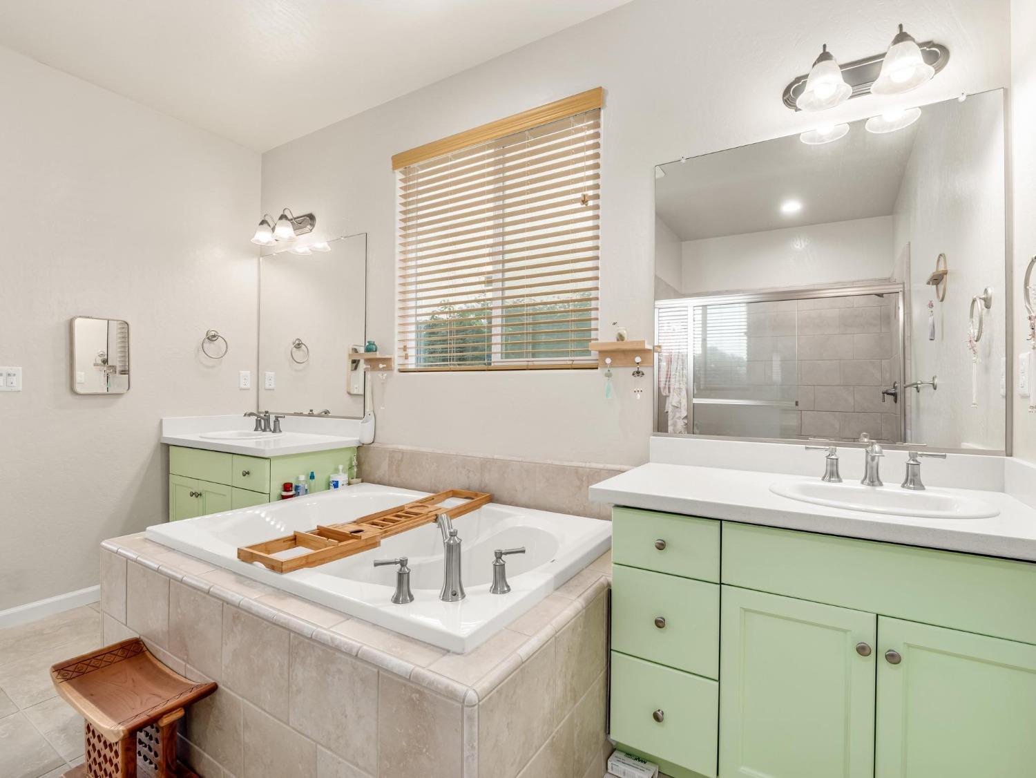 1012 Las Rosas Avenue Clovis, CA 93619 - Photo 27 of 36 a bathroom with a sink and a mirror