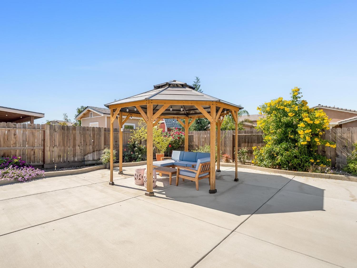 1012 Las Rosas Avenue Clovis, CA 93619 - Photo 31 of 36 a view of a terrace with chairs
