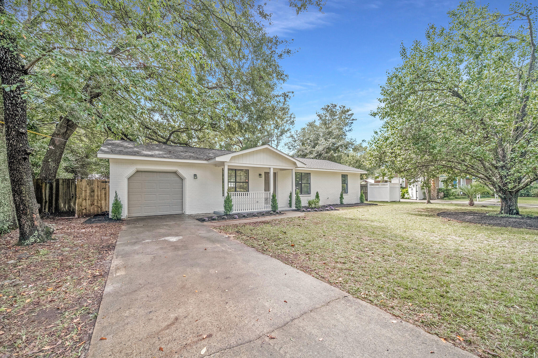 1139 Wyndham Road Charleston, SC 29412 - Photo 11 of 28 Front
