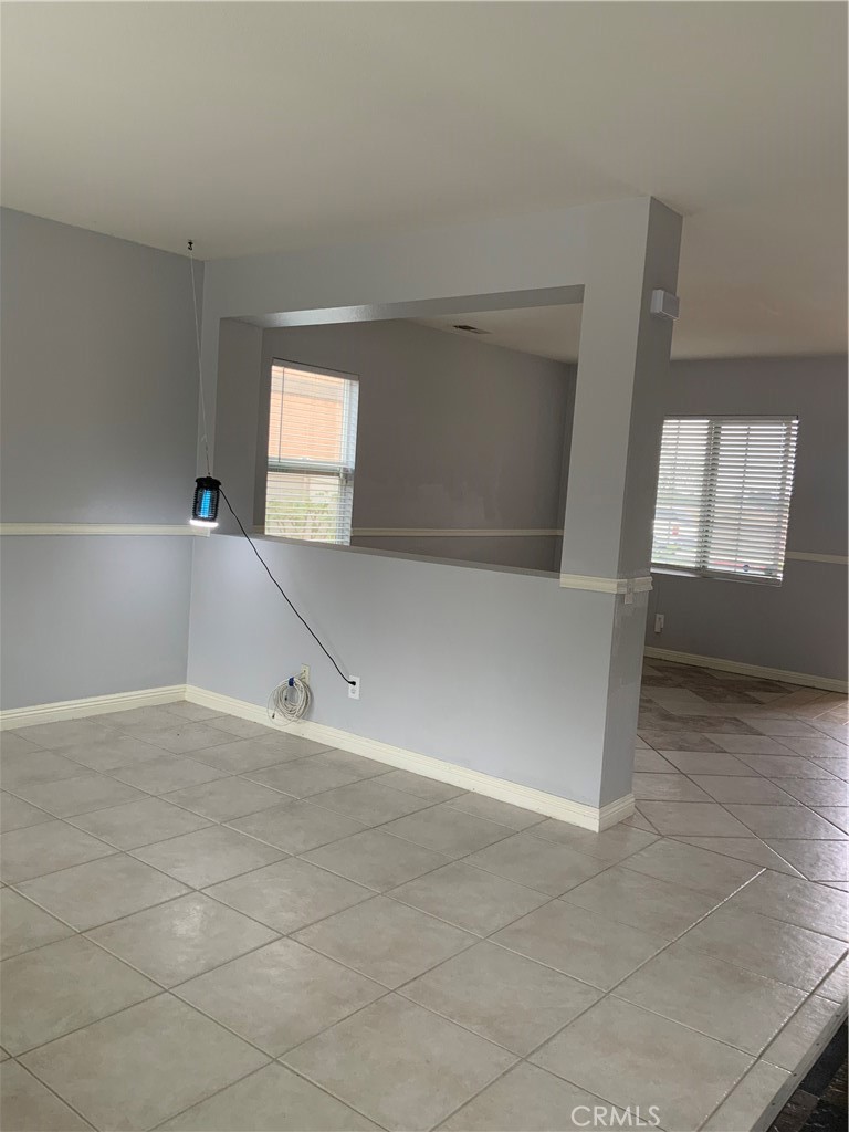 914 Sparrow Way Perris, CA 92571 - Photo 19 of 23 an empty room with wooden floor and windows