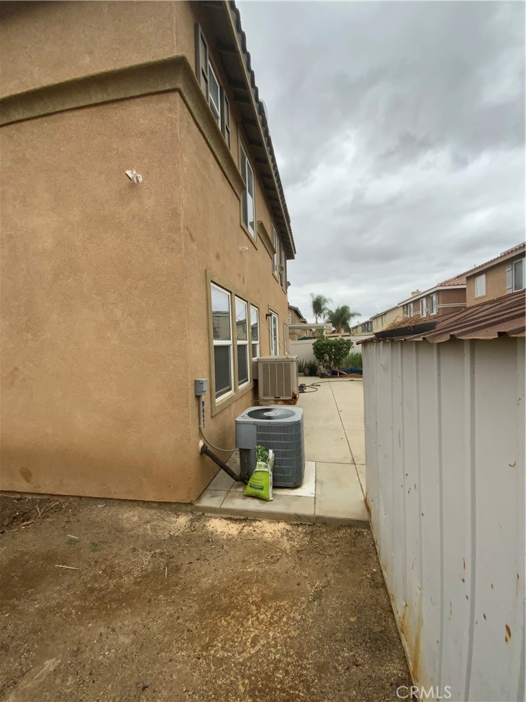 914 Sparrow Way Perris, CA 92571 - Photo 21 of 23 a view of a outdoor space