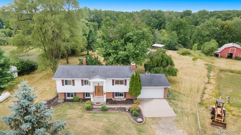 11358 Tipsico Lake Road Fenton, MI 48430 - Photo 3 of 34