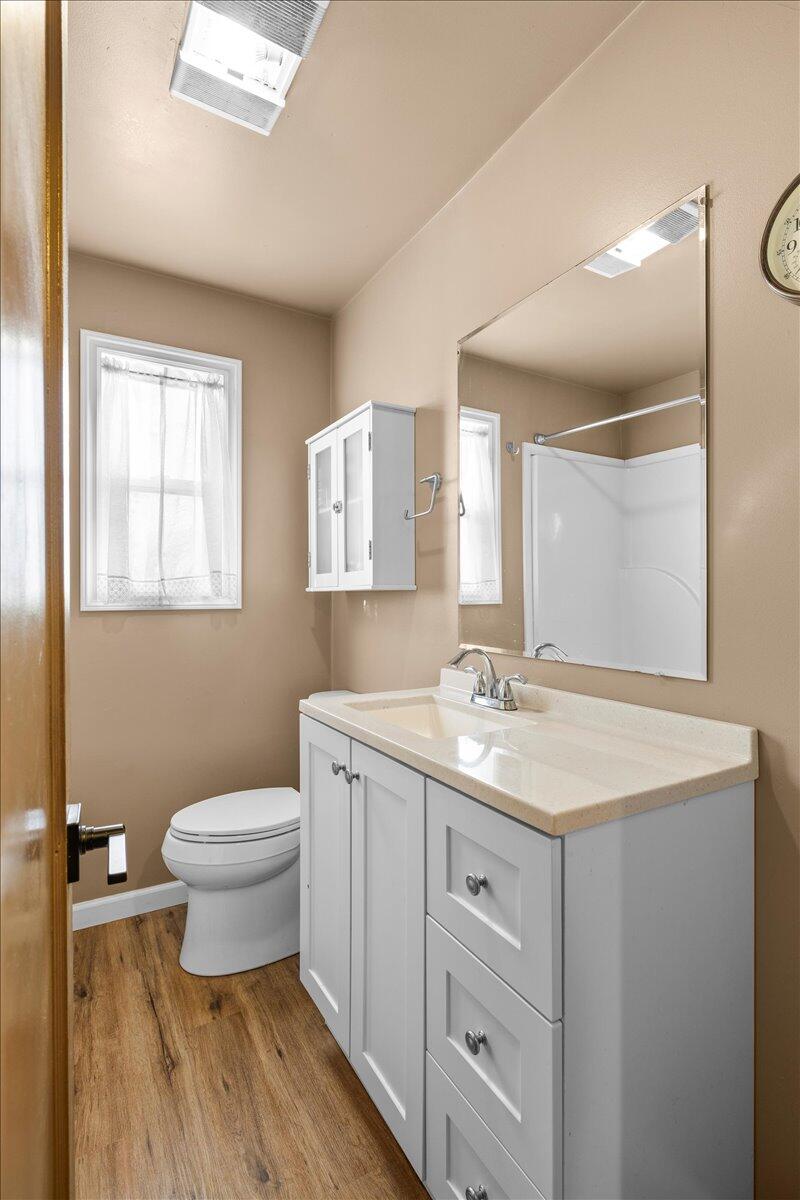 1360 Oxyoke Road Grants Pass, OR 97526 - Photo 19 of 39 a bathroom with a toilet sink and mirror