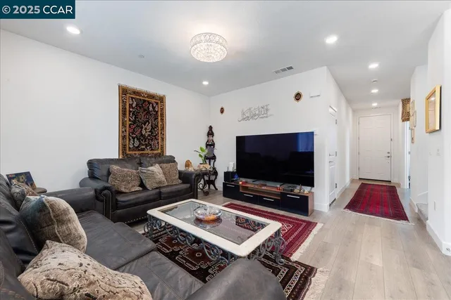 $4,250 | 300 Hideaway Lane, Pittsburg, CA 94565