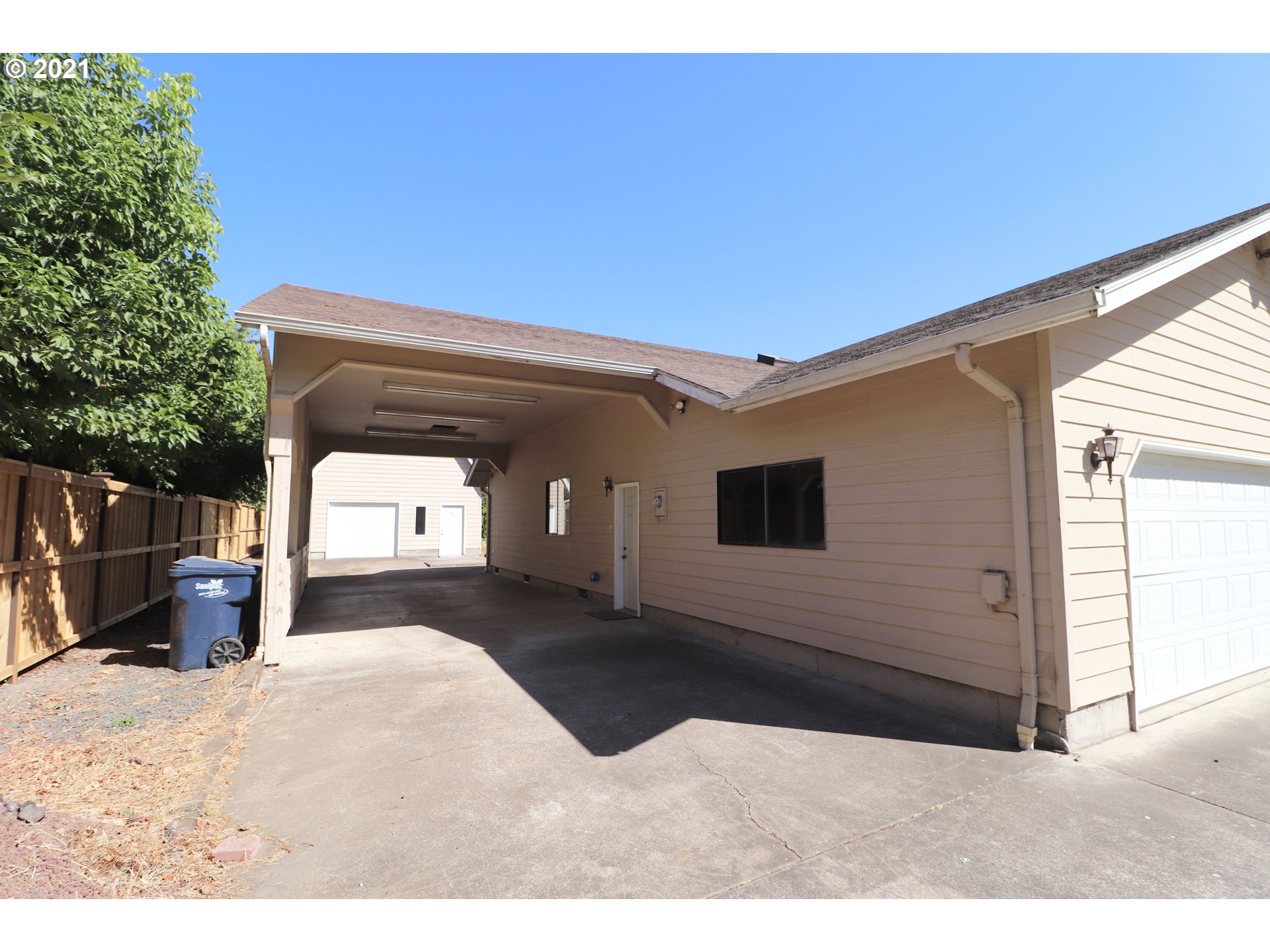 675 Rayner Avenue Springfield, OR 97477 - Photo 2 of 32